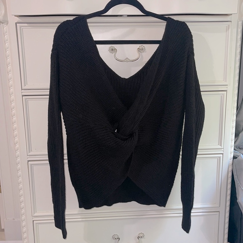 Black scoop v sweater with knotted open back